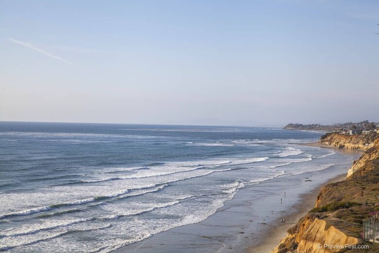Top Floor Oceanfront Retreat, a Short 3-5 Minute Walk to the Beach - Solana Beach, California