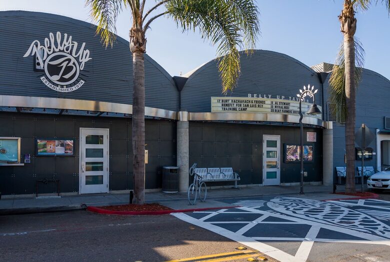 Top Floor Oceanfront Retreat, a Short 3-5 Minute Walk to the Beach - Solana Beach, California