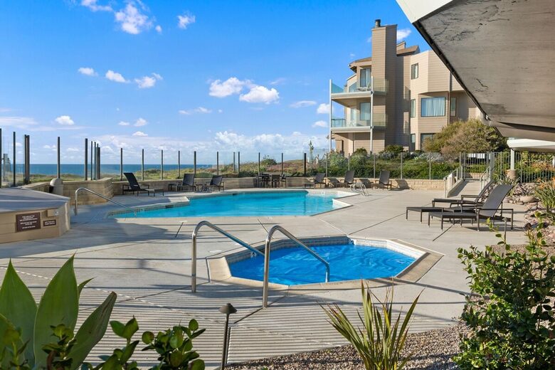 Top Floor Oceanfront Retreat, a Short 3-5 Minute Walk to the Beach - Solana Beach, California