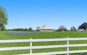 Brenham-Home/Barn & "Little Spot of Heaven" Vacation Retreat - Brenham, Texas