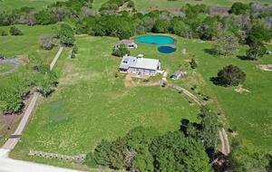 Brenham-Home/Barn & "Little Spot of Heaven" Vacation Retreat - Brenham, Texas