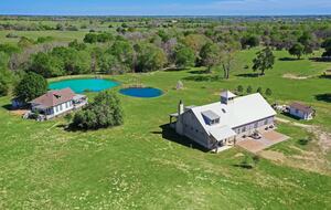 Brenham-Home/Barn & "Little Spot of Heaven" Vacation Retreat - Brenham, Texas