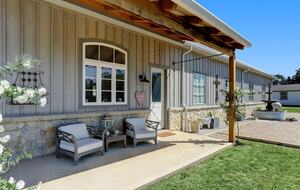 Brenham-Home/Barn & "Little Spot of Heaven" Vacation Retreat - Brenham, Texas