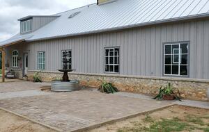 Brenham-Home/Barn & "Little Spot of Heaven" Vacation Retreat - Brenham, Texas