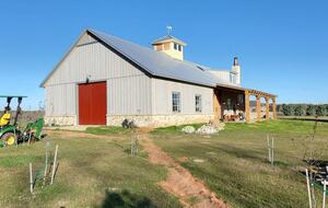 Brenham-Home/Barn & "Little Spot of Heaven" Vacation Retreat - Brenham, Texas