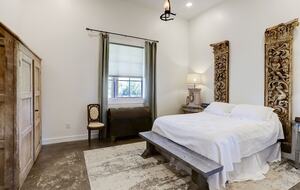 Brenham-Home/Barn & "Little Spot of Heaven" Vacation Retreat - Brenham, Texas