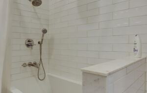 Brenham-Home/Barn & "Little Spot of Heaven" Vacation Retreat - Brenham, Texas
