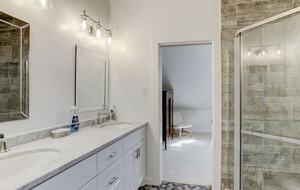 Brenham-Home/Barn & "Little Spot of Heaven" Vacation Retreat - Brenham, Texas