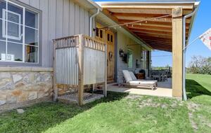 Brenham-Home/Barn & "Little Spot of Heaven" Vacation Retreat - Brenham, Texas