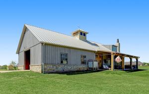 Brenham-Home/Barn & "Little Spot of Heaven" Vacation Retreat - Brenham, Texas