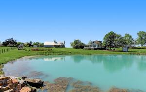 Brenham-Home/Barn & "Little Spot of Heaven" Vacation Retreat - Brenham, Texas