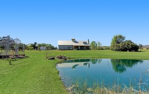 Brenham-Home/Barn & "Little Spot of Heaven" Vacation Retreat - Brenham, Texas
