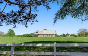 Brenham-Home/Barn & "Little Spot of Heaven" Vacation Retreat - Brenham, Texas