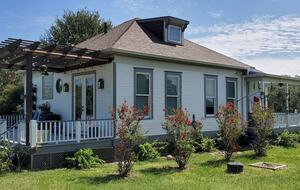 Brenham-Home/Barn & "Little Spot of Heaven" Vacation Retreat - Brenham, Texas