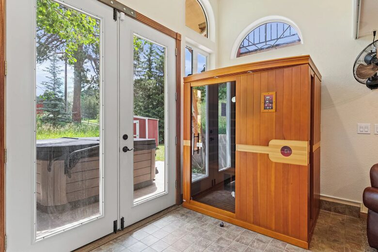 Cold Springs Ranch: Mtn views, 20 acres, 5 bd/7 bath, hot tub, sauna, frisbee golf, luxurious - Golden, Colorado