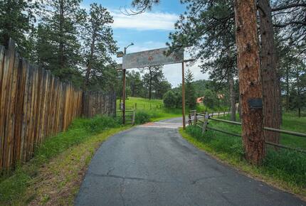 Cold Springs Ranch: Mtn views, 20 acres, 5 bd/7 bath, hot tub, sauna, frisbee golf, luxurious - Golden, Colorado