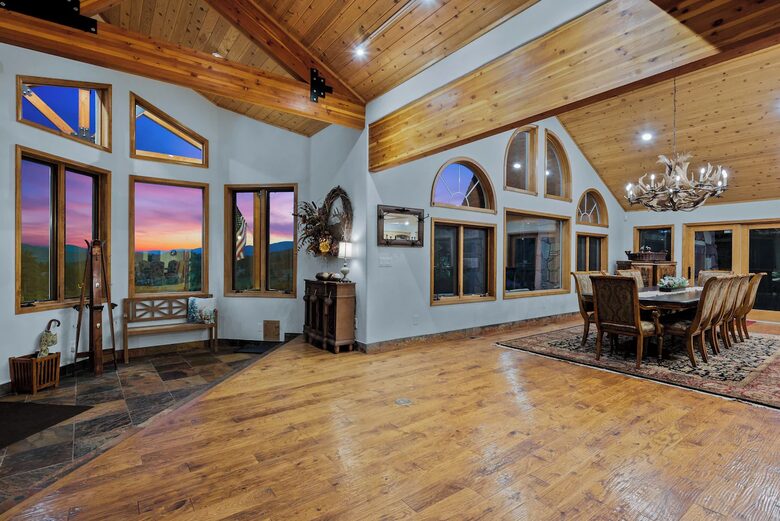 Cold Springs Ranch: Mtn views, 20 acres, 5 bd/7 bath, hot tub, sauna, frisbee golf, luxurious - Golden, Colorado