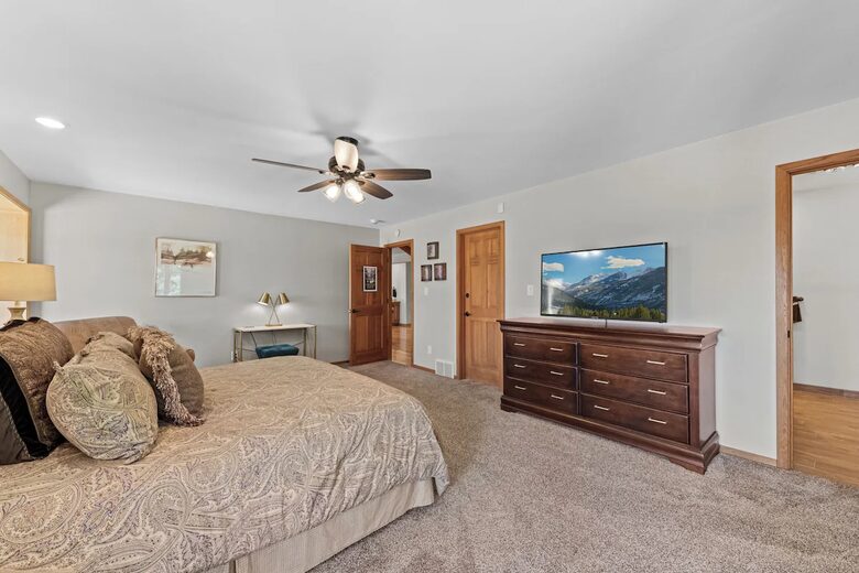 Cold Springs Ranch: Mtn views, 20 acres, 5 bd/7 bath, hot tub, sauna, frisbee golf, luxurious - Golden, Colorado