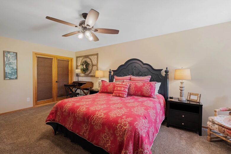 Cold Springs Ranch: Mtn views, 20 acres, 5 bd/7 bath, hot tub, sauna, frisbee golf, luxurious - Golden, Colorado