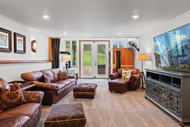Cold Springs Ranch: Mtn views, 20 acres, 5 bd/7 bath, hot tub, sauna, frisbee golf, luxurious - Golden, Colorado