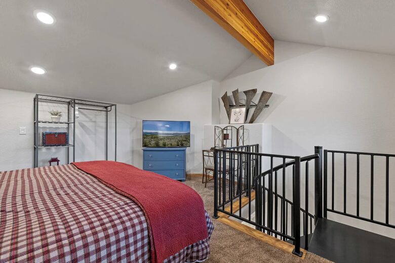 Cold Springs Ranch: Mtn views, 20 acres, 5 bd/7 bath, hot tub, sauna, frisbee golf, luxurious - Golden, Colorado