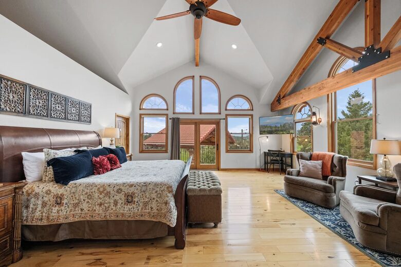 Cold Springs Ranch: Mtn views, 20 acres, 5 bd/7 bath, hot tub, sauna, frisbee golf, luxurious - Golden, Colorado