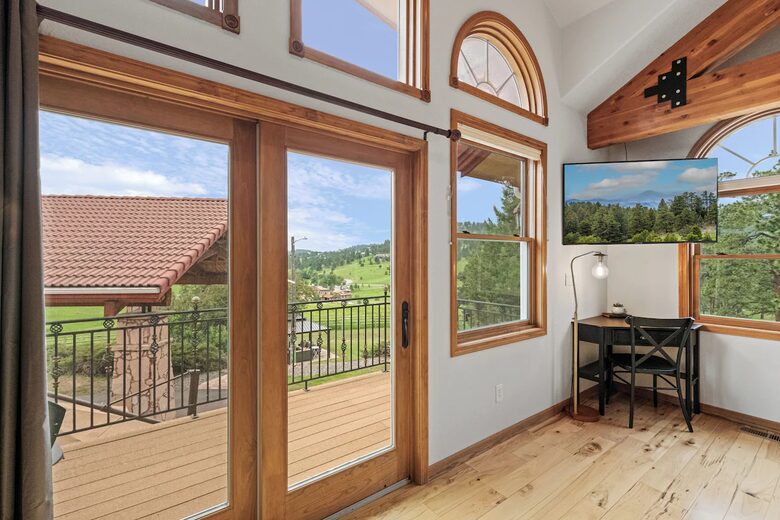 Cold Springs Ranch: Mtn views, 20 acres, 5 bd/7 bath, hot tub, sauna, frisbee golf, luxurious - Golden, Colorado
