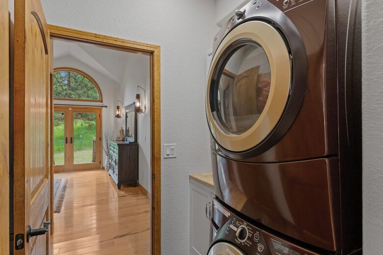 Cold Springs Ranch: Mtn views, 20 acres, 5 bd/7 bath, hot tub, sauna, frisbee golf, luxurious - Golden, Colorado