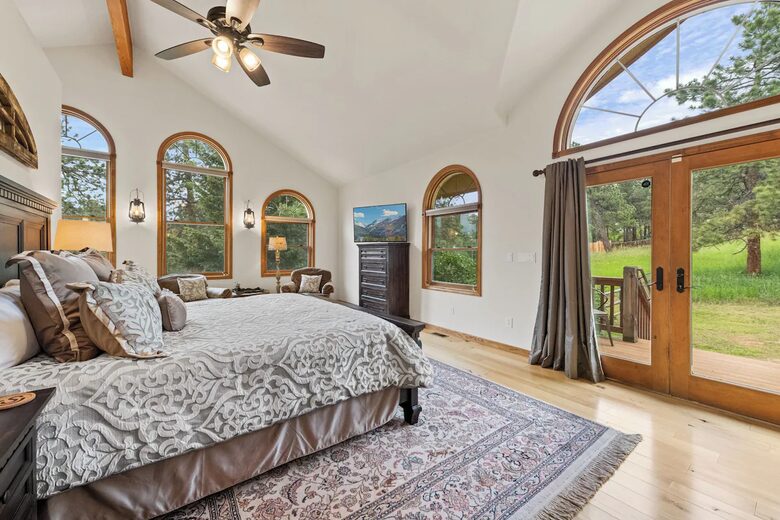 Cold Springs Ranch: Mtn views, 20 acres, 5 bd/7 bath, hot tub, sauna, frisbee golf, luxurious - Golden, Colorado