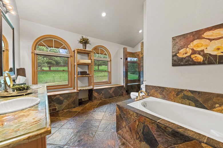 Cold Springs Ranch: Mtn views, 20 acres, 5 bd/7 bath, hot tub, sauna, frisbee golf, luxurious - Golden, Colorado