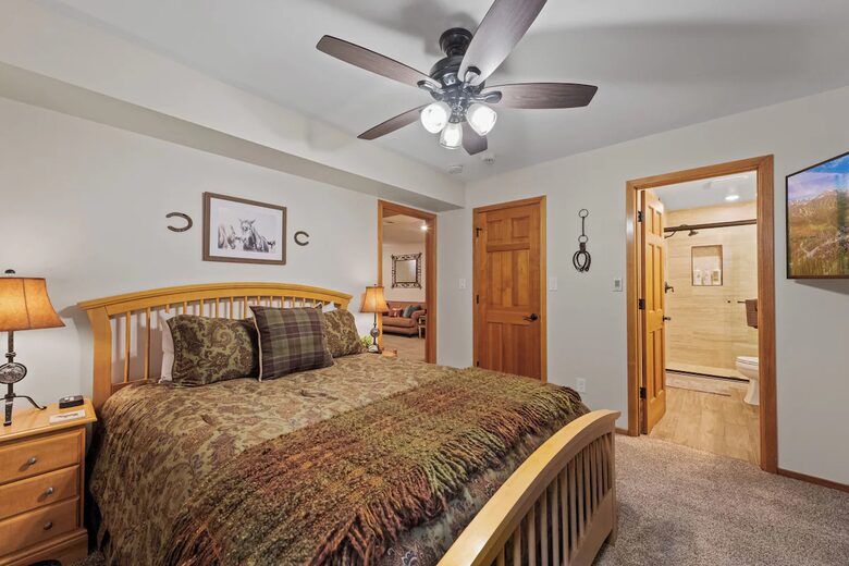 Cold Springs Ranch: Mtn views, 20 acres, 5 bd/7 bath, hot tub, sauna, frisbee golf, luxurious - Golden, Colorado
