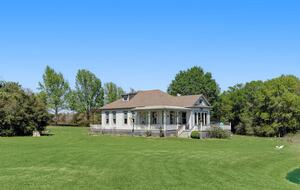Brenham-Home/Barn & "Little Spot of Heaven" Vacation Retreat - Brenham, Texas