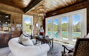 Brenham-Home/Barn & "Little Spot of Heaven" Vacation Retreat - Brenham, Texas