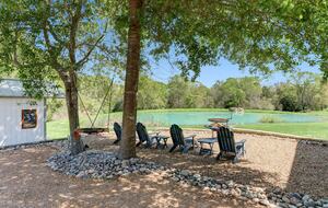 Brenham-Home/Barn & "Little Spot of Heaven" Vacation Retreat - Brenham, Texas