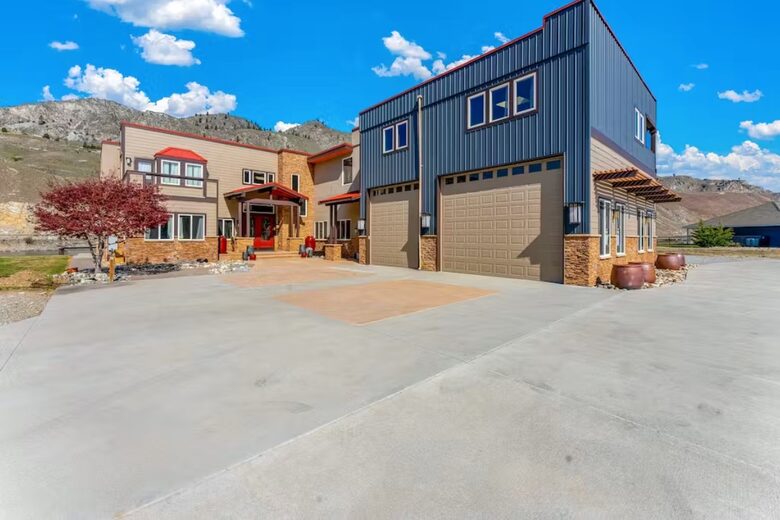 Large U-shape driveway with ample parking.