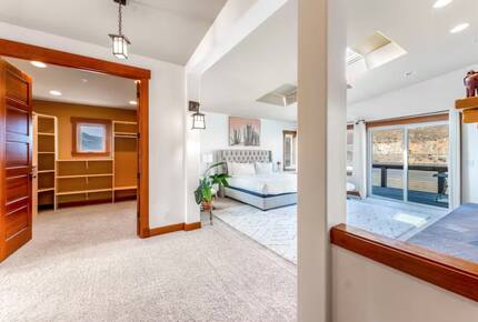 Primary suite, fireplace, walk-in closet, en-suite