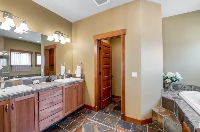 Additional en-suite bathroom
