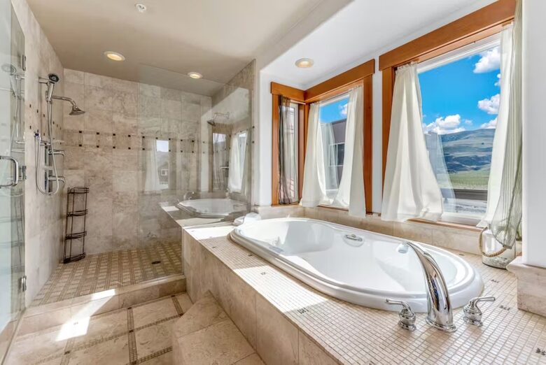 Primary en-suite bathroom