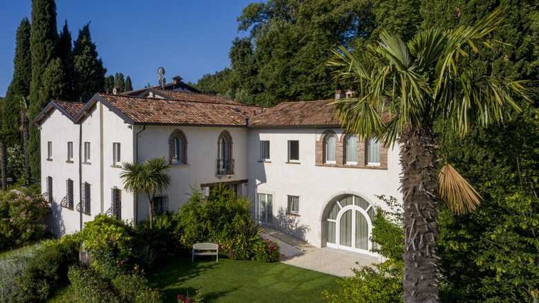 A Deluxe Suite at Borgo Il Mezzanino - Salò, Italy