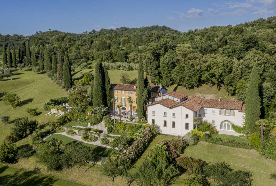 A Deluxe Suite at Borgo Il Mezzanino - Salò, Italy