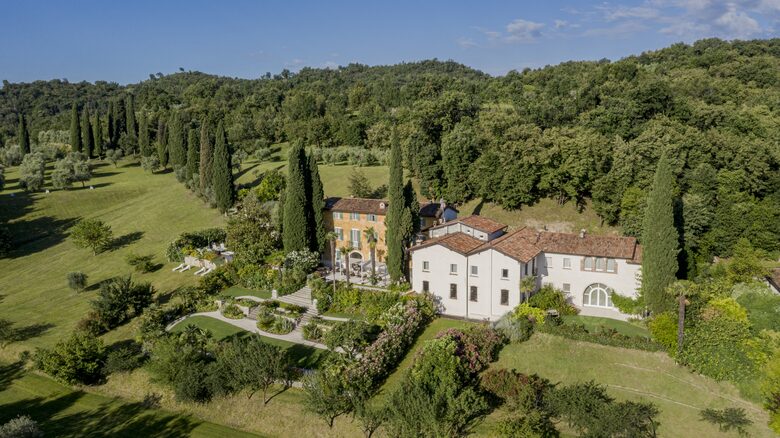 A Deluxe Suite at Borgo Il Mezzanino - Salò, Italy