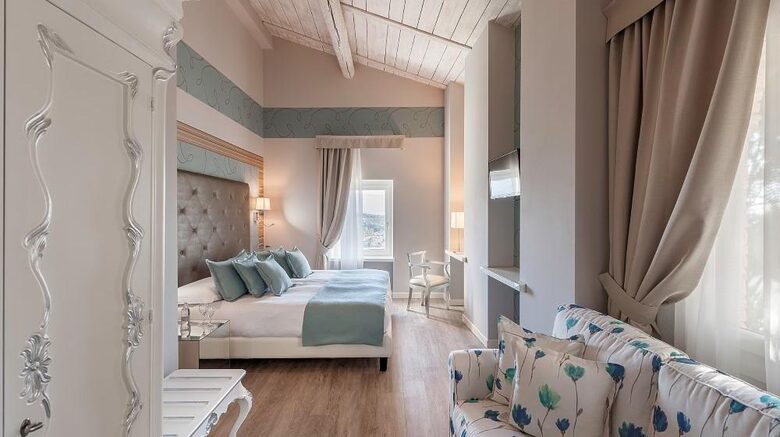 A Deluxe Suite at Borgo Il Mezzanino - Salò, Italy