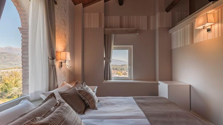 A Deluxe Suite at Borgo Il Mezzanino - Salò, Italy