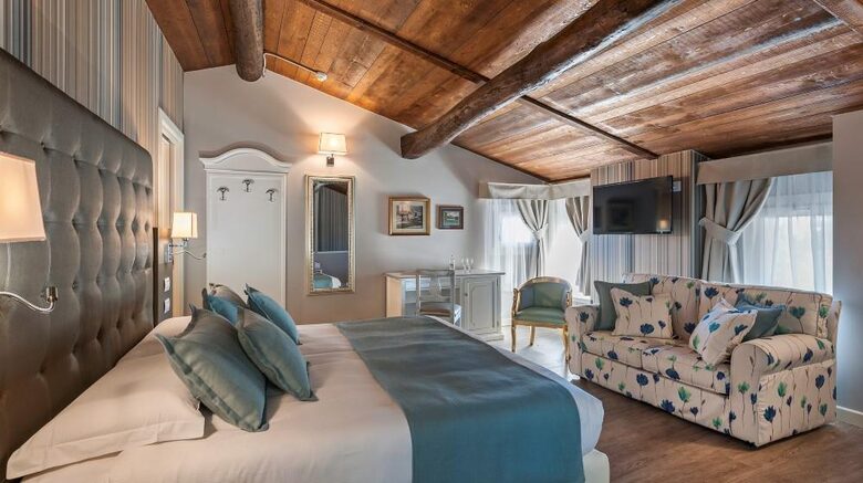 A Deluxe Suite at Borgo Il Mezzanino - Salò, Italy