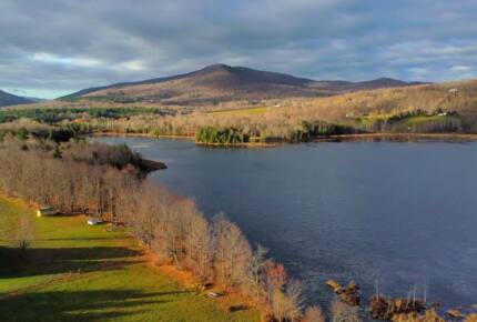 Stunning Lakeside Retreat in Green Mountains | With Hot Tub - Danby, Vermont