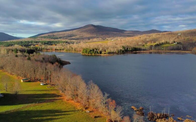 Stunning Lakeside Retreat in Green Mountains | With Hot Tub - Danby, Vermont