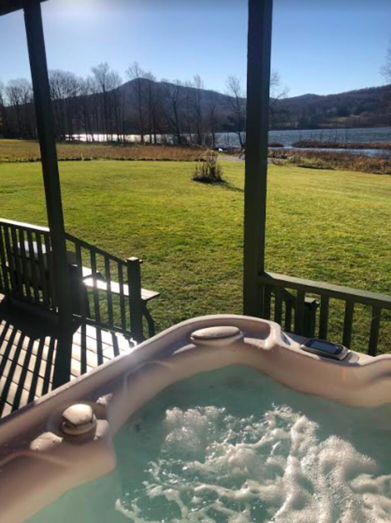Stunning Lakeside Retreat in Green Mountains | With Hot Tub - Danby, Vermont