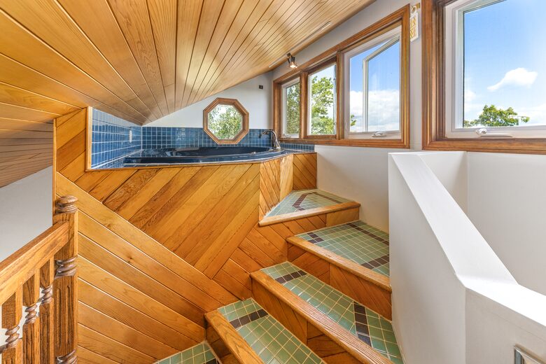Kawartha Luxury Waterfront Home with Live-In Boathouse! - Fenelon Falls, Canada