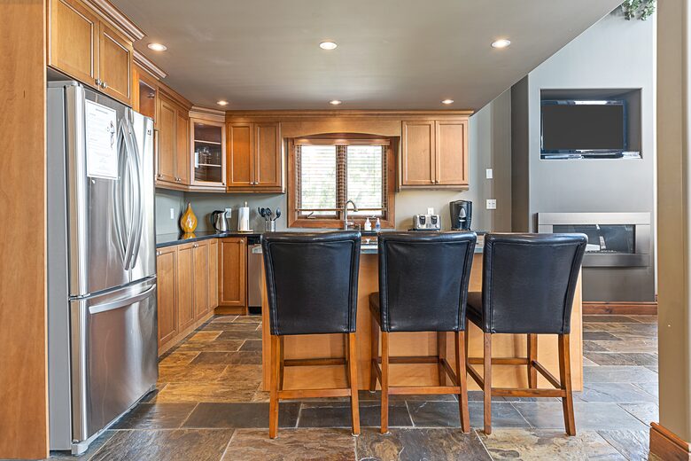 Kawartha Luxury Waterfront Home with Live-In Boathouse! - Fenelon Falls, Canada