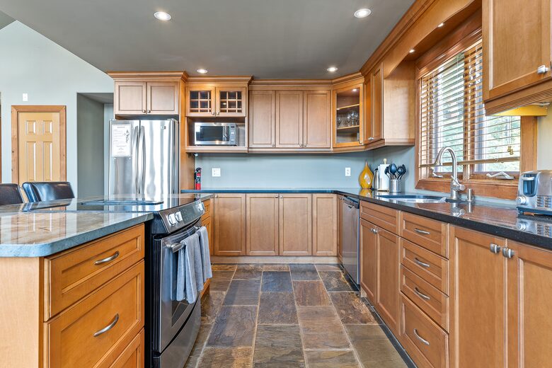 Kawartha Luxury Waterfront Home with Live-In Boathouse! - Fenelon Falls, Canada